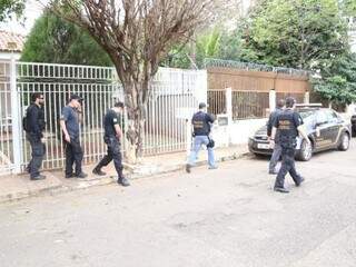 Policiais saíram da casa na Vila Bandeirantes sem falar com a imprensa. (Foto: Fernando Antunes)