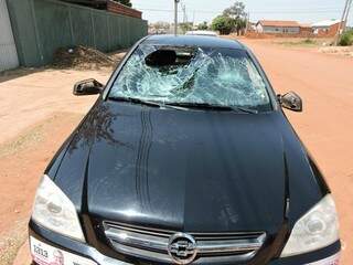 Carro teve o para-brisa destruído por motociclista, segundo dono do veículo (Foto: Rádio Caçula)