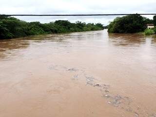 Rio Aquidauana já atingiu o nível de emergência. (Foto: Kelly Ventorim/SEPAF)