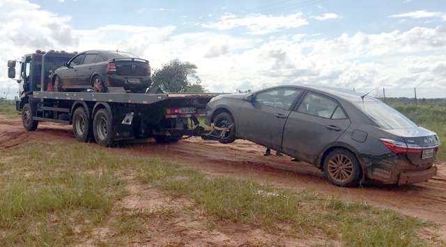 Motorista do tr&aacute;fico causa acidente e abandona carro com maconha