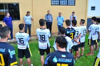 Jogadores do Ubiratan conversam com integrantes da comissão técnica e com o empresário Paulo Bolou (camisa xadrez), que assumiu o departamento de Futebol (Foto: Eliel Oliveira)