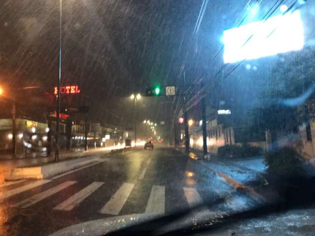 Temperatura cai 15&deg;C e vento atinge 63,72 km/h durante forte chuva