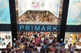 Uma das preferidas dos brasileiros, a Primark está sempre lotada, e o movimento só aumenta nos períodos de promoções