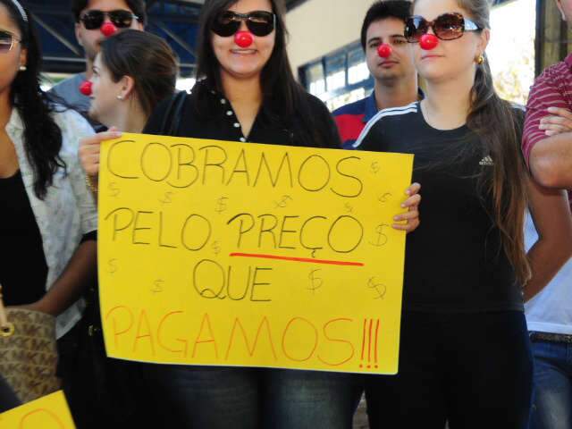  Estudantes de Veterin&aacute;ria protestam em frente &agrave; Uniderp-Anhanguera