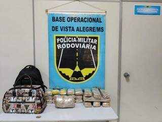 Tabletes de maconha encontrados nas bagagens dos jovens. (Foto: Divulgação/PMR) 