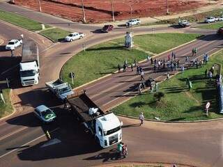 Comerciantes paralisaram o trânsito na BR-262 em frente ao acesso principal ao município (Foto: Info Ribas)