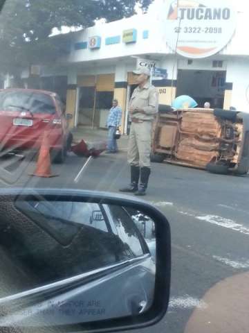 Carro tomba ao ser atingido por outro em cruzamento; dois homens ficam feridos