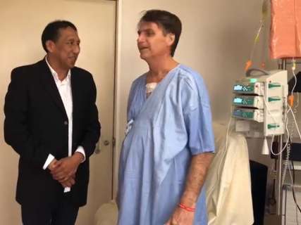 No hospital, Bolsonaro recebe visita de ex-colega com quem serviu em MS