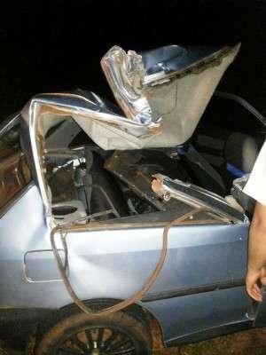 Funcion&aacute;ria da Sanesul morre em acidente; ve&iacute;culo teve teto arrancado 