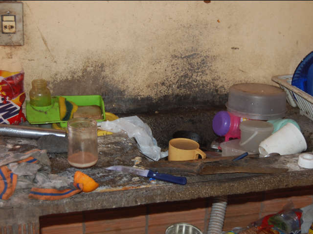  M&atilde;e de 3 filhos e na mis&eacute;ria, jovem diz que h&aacute; 4 anos tenta fugir das drogas 