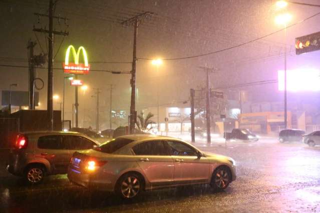 Chuva causa estragos e assusta moradores 