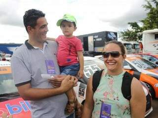 Joeder, Fernanda e o filho aproveitando para conhecer os boxes (Foto: Paulo Francis)