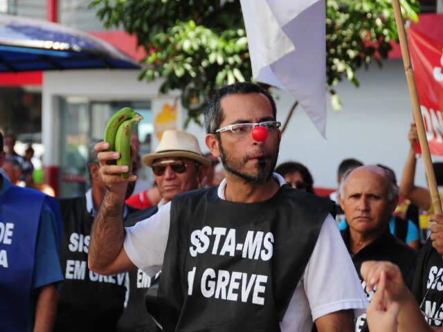  Passeata de grevistas tem tumulto no tr&acirc;nsito, buzina&ccedil;o e bananas