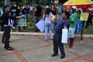 Paulo Roberto (de camisa roxa)  foi repreendido pelos outros manifestantes. (Foto: Cleber Gellio)