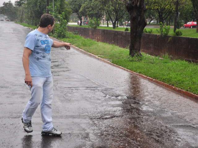  Moradores monitoram altura do rio Anhandu&iacute; e temem nova enchente