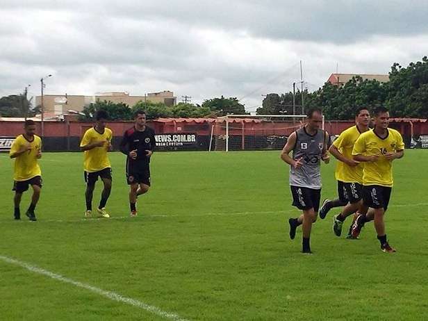 Sem time completo, &Aacute;guia Negra treina para estrear contra o Corumbaense