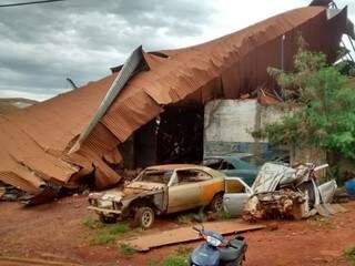 Telhado de uma mecânica em Ivinhema foi levado pela força dos ventos. (Foto: Ullisses Santos) 