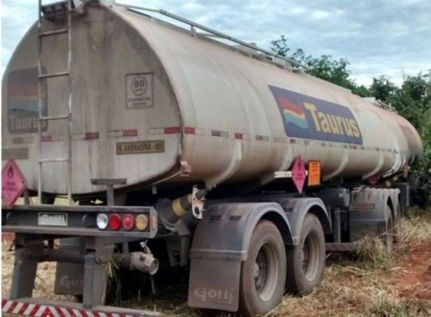 Colisão frontal entre Gol e caminhão tanque deixa três pessoas feridas