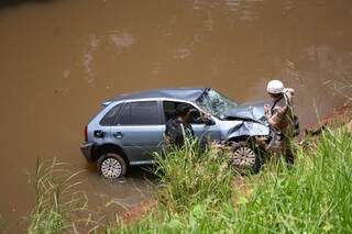 O carro capotou e caiu dentro do rio, em frente ao Shoppin Norte e Sul (Foto: Marcos Ermínio)