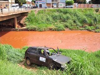 Por pouco o veículo não caiu nas águas do córrego Anhanduizinho (Foto: João Garrigó)