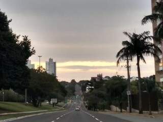 Segunda-feira em Campo Grande começa com céu claro. (Foto: Mirian Machado)