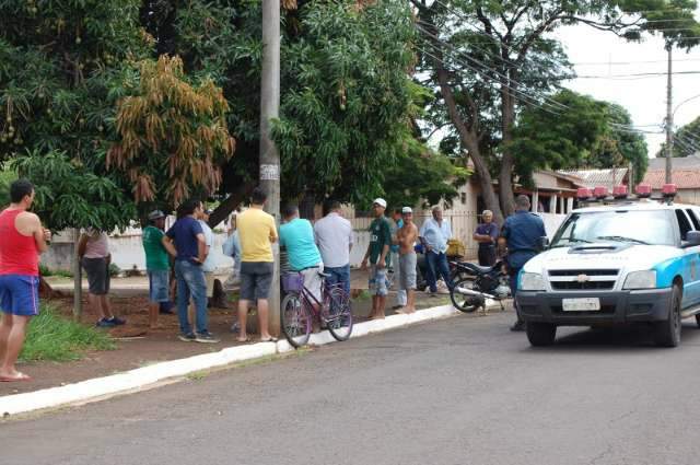Moradores amarram suspeitos de roubo e recuperam telefone celular