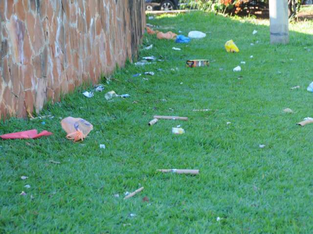  Torcedores deixam de garrafa de bebida a roj&atilde;o na Pra&ccedil;a do R&aacute;dio