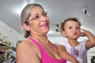 Adriana escolheu o bairro para criar as filhas e a neta (Foto: João Garrigó)