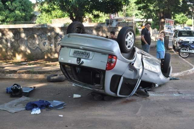 Colis&atilde;o entre carros deixa motorista preso nas ferragens no Taveir&oacute;polis