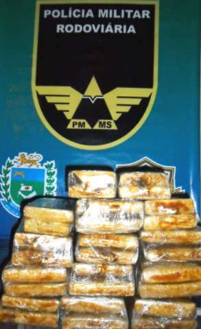  PRE apreende dois jovens com arma e 50 quilos de maconha em Ivinhema  