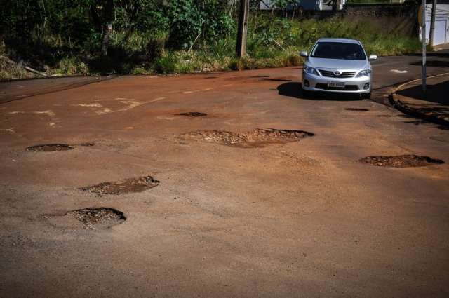 Tapa-buraco fecha cratera ap&oacute;s 6 meses de transtorno em cruzamento 