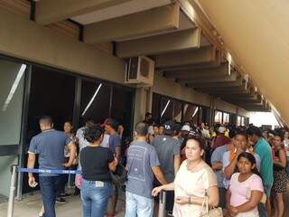 Milhares de eleitores procuram atendimento na tarde desta quarta-feira (14), no posto do TRE no Memorial da Cultura. (Foto: Anahi Gurgel)