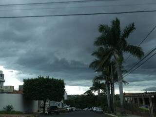 Nuvens carregadas no Bairro Jardim dos Estado na tarde desta segunda-feira em Campo Grande (Foto: Kísie Ainoã)