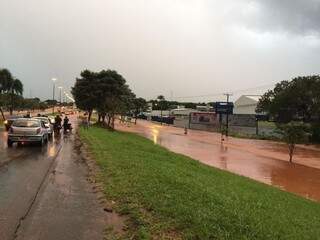 Forte chuva de ontem inundou várias casas na região das Moreninhas e o trânsito ficou parado na Avenida Gury Marques (Foto: Direto das Ruas)
