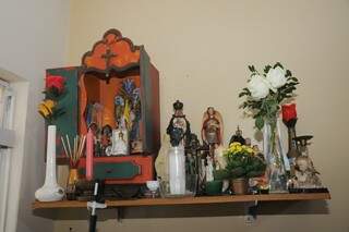 Altar para Nossa Senhora de Caacupé, padroeira do Paraguai e guardiã da casa de dona Célia. (Foto: Paulo Francis)