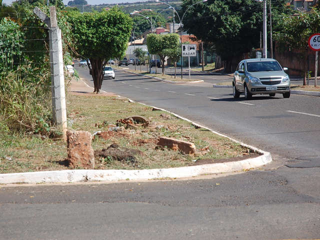  Pedestres dividem cal&ccedil;ada de avenida com entulhos e restos de asfalto