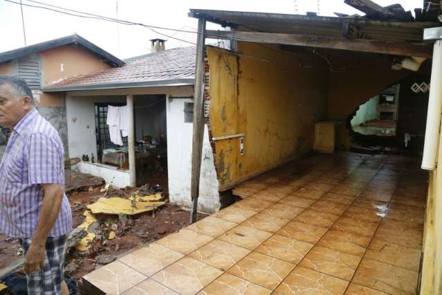 Enxurrada invade casas e deixa rastro de destrui&ccedil;&atilde;o no Oct&aacute;vio P&eacute;cora