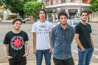 Vinicius, Matheus, Lucas e Igor são quatro dos cinco integrantes da Camaleônia (Foto: Fernando Antunes)