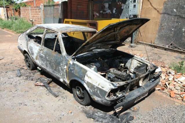 Passat estacionado em rua do Jardim It&aacute;lia &eacute; destru&iacute;do pelo fogo 
