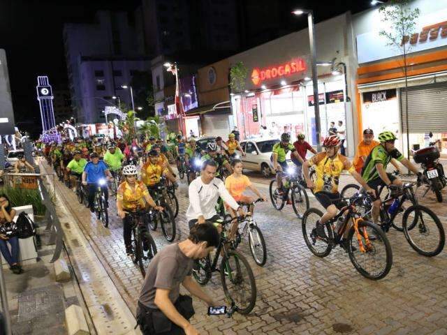 De bicicleta, prefeito re&uacute;ne grupo para passeio pela nova 14 de Julho