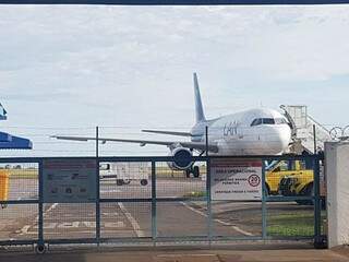 Aeronave na pista de pouso e decolagem do Aeroporto Internacional de Campo Grande (Foto: Liniker Francis)