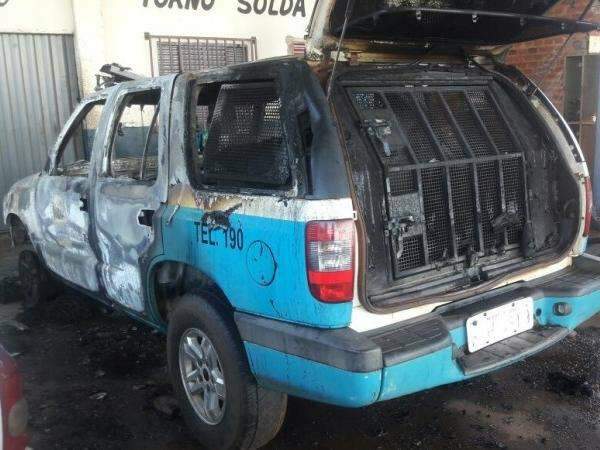 Inc&ecirc;ndio destroi viatura da Pol&iacute;cia Militar em oficina mec&acirc;nica