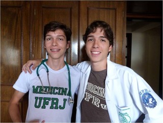 Artur Ferrer Sandre Melo (à esquerda), ao lado do irmão Vitor. Ambos felizes por terem conseguido a vaga dos sonhos: medicina na UFRJ. (Foto: Divulgação)