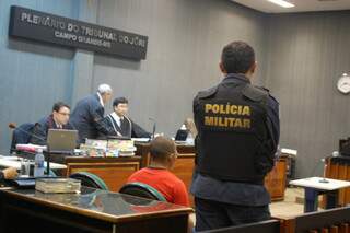 Izaelso, de vermelho, é julgado nesta terça-feira por ter esfaqueado duas crianças e a ex-sogra.(Foto: Pedro Peralta)