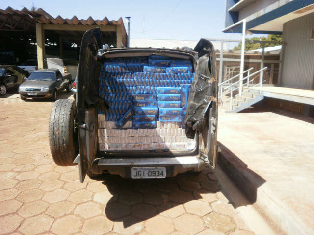  Ap&oacute;s furar barreira, 2 homens s&atilde;o presos transportando cigarros contrabandeados