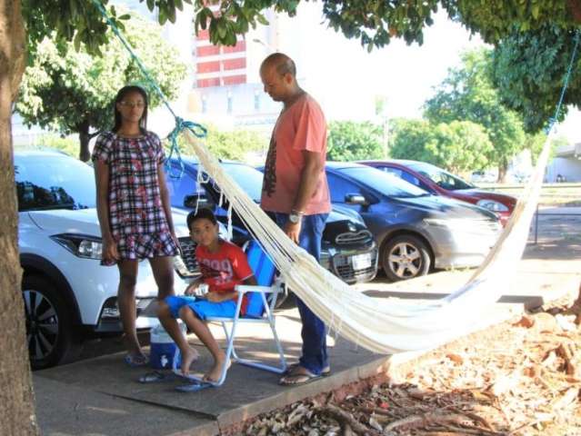 Filho dorme h&aacute; 21 dias em estacionamento de hospital a espera de cirurgia da m&atilde;e