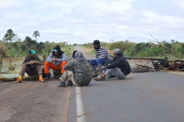 Protesto de trabalhadores do lix&atilde;o interdita tr&aacute;fego na BR-262 