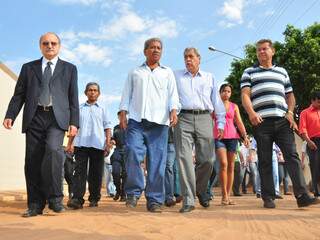 Autoridades visitaram bairro Tiradentes nesta manhã. (Foto: João Garrigó)