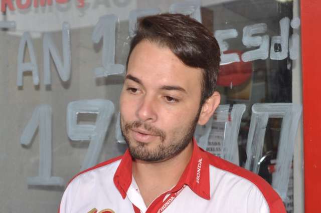 Cadeiras de roda ocupam vagas &quot;normais&quot; para destacar direitos