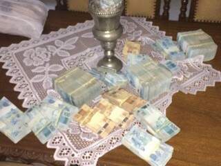 Dinheiro encontrado em um dos locais onde mandados de busca foi cumprido (Foto: PF/Divulgação)